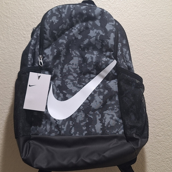 NWTNike Black and Gray Big Kids Backpack - Picture 4 of 8